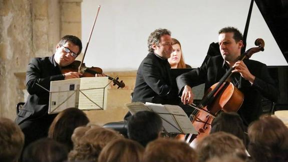 Trío de piano, violín y violonchelo en la iglesia de Santo Domingo