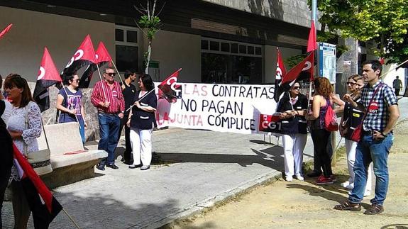 Concentración ante la residencia de mayores de Úbeda por el «incumplimiento» del convenio de limpieza