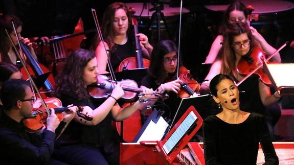 La Orquesta de la Universidad de Granada y la soprano Laura Sabatel.