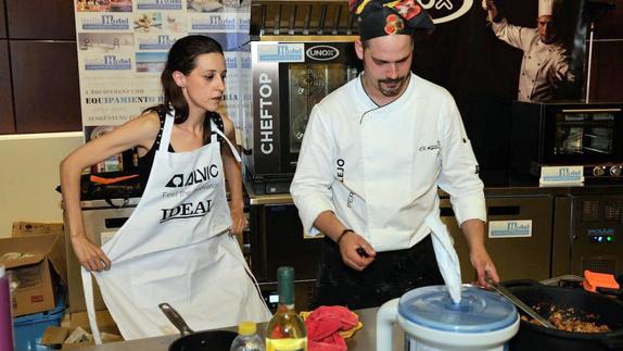 Alejo Pérez cocinando junto a Eva Vico.