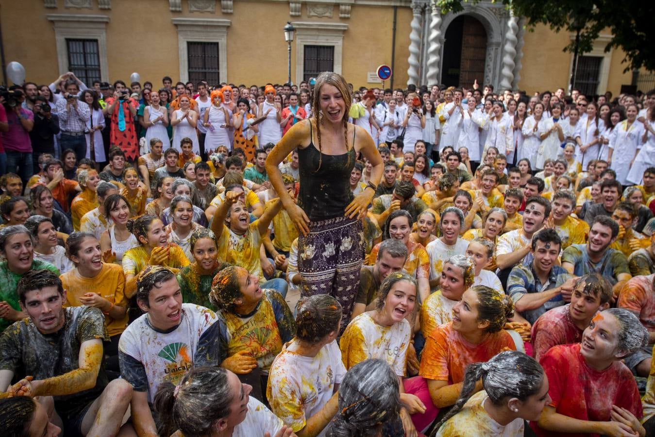 Medicina celebra San Lucas con novatadas