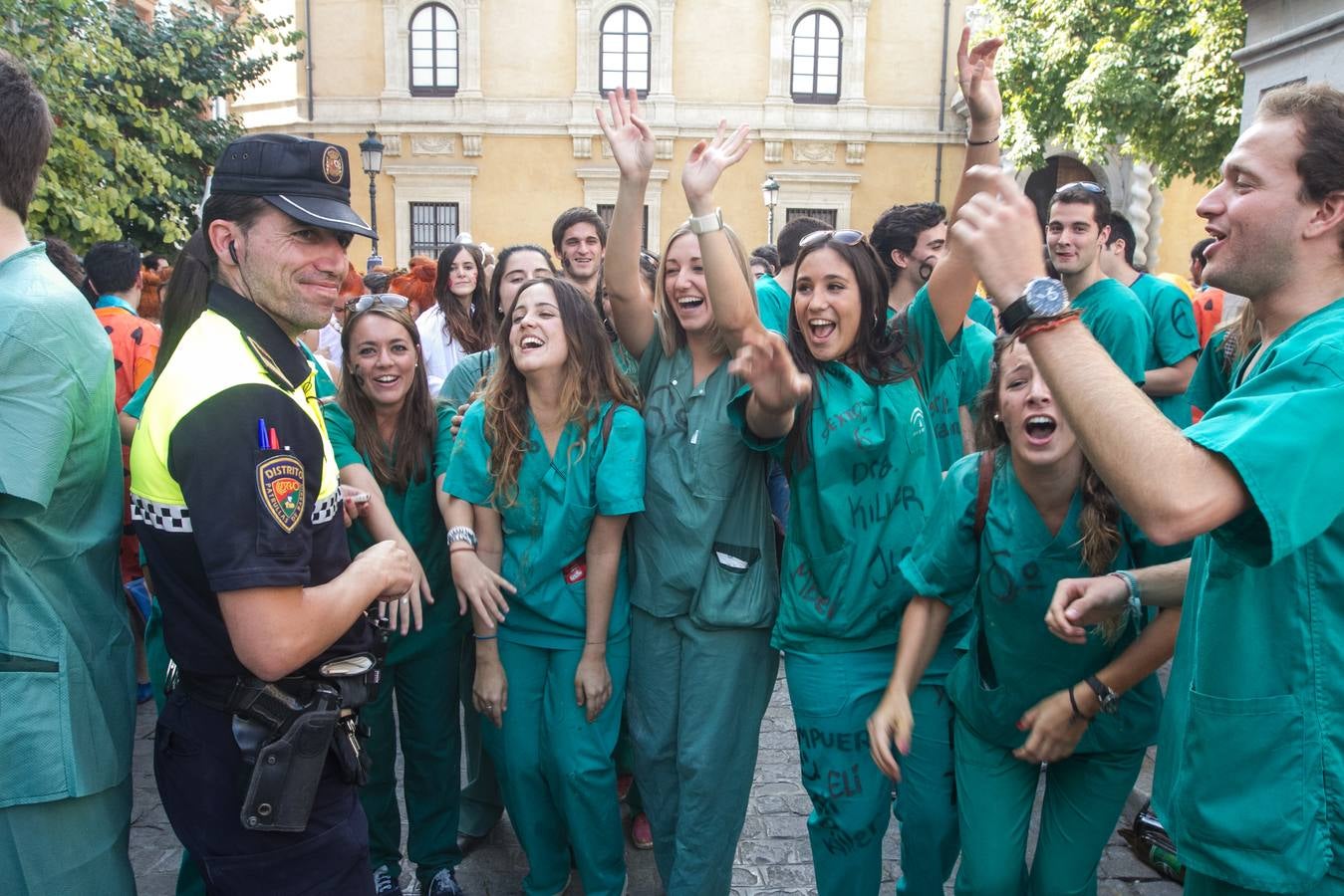 Medicina celebra San Lucas con novatadas