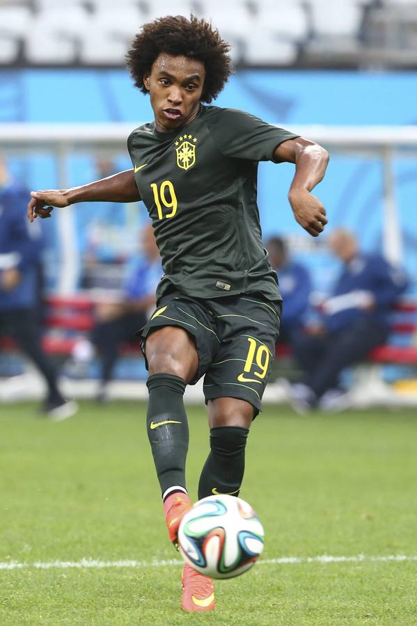 Willian golpea la pelota. El jugador se desengrasa practicando su tiro