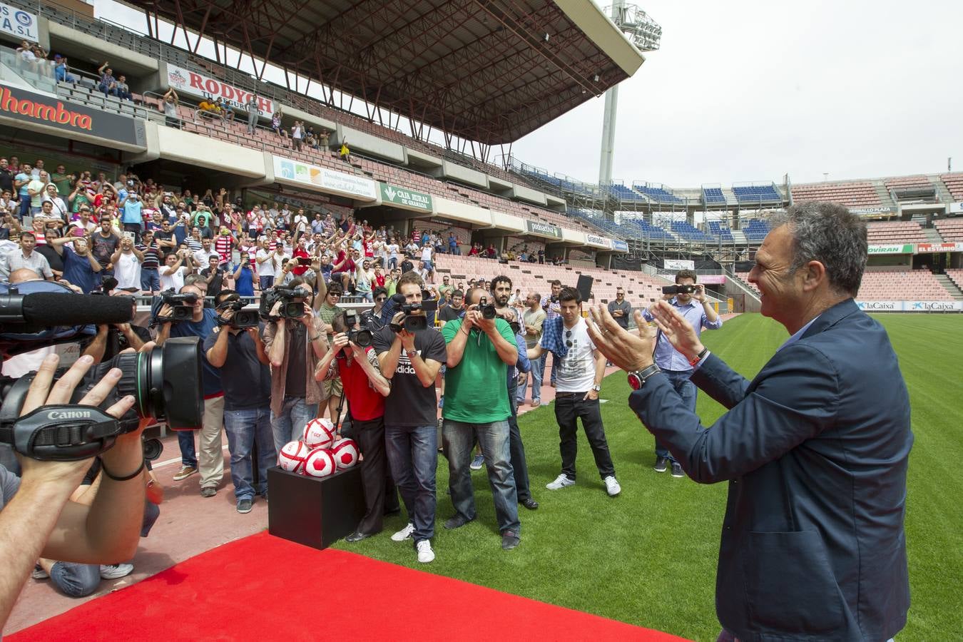 Caparrós quiere un equipo &quot;ambicioso y comprometido&quot;