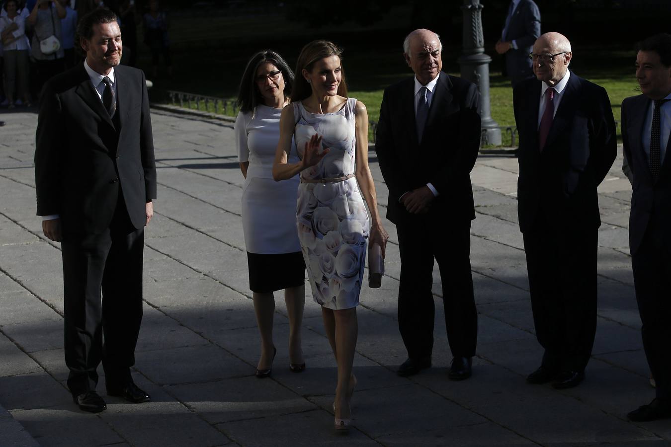 Primer acto en solitario de la reina Letizia. Doña Letizia, muy sonriente a su llegada al Museo del Prado.
