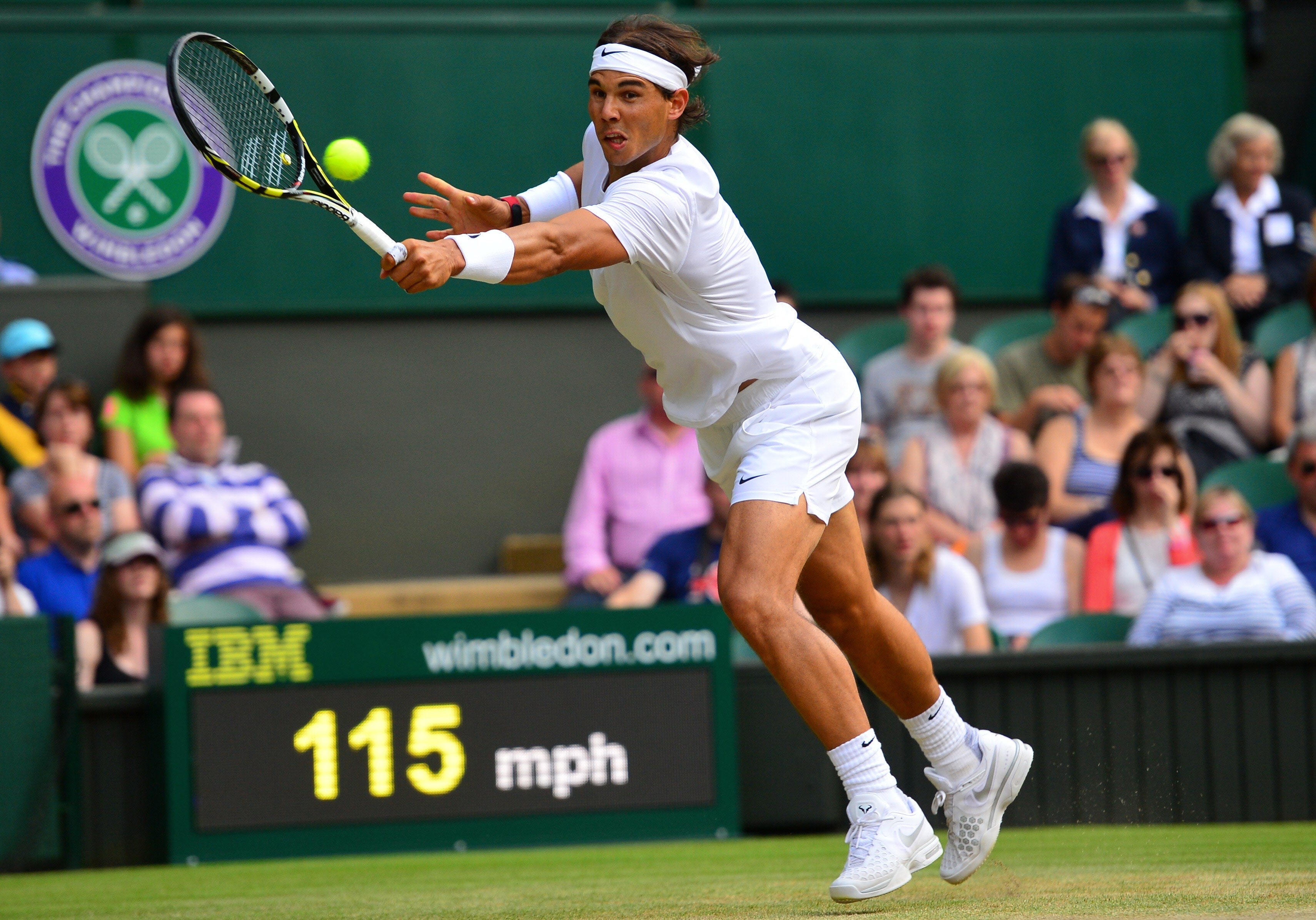 Nadal se estira para alcanzar una bola con el revés.