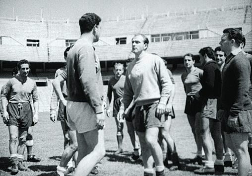 Alfredo di Stéfano (c), en una escena de la película 'La saeta rubia'.