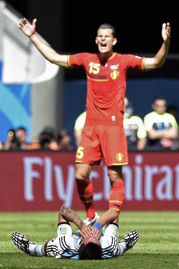 El defensor belga Daniel Van Buyten y centrocampista de Argentina Ángel Di Maria, en el partido de fútbol de cuartos de final entre Argentina y Bélgica en el Estadio Nacional Mane Garrincha, en Brasilia, durante la Copa Mundial de la FIFA 2014, el 5 de julio de 2014.