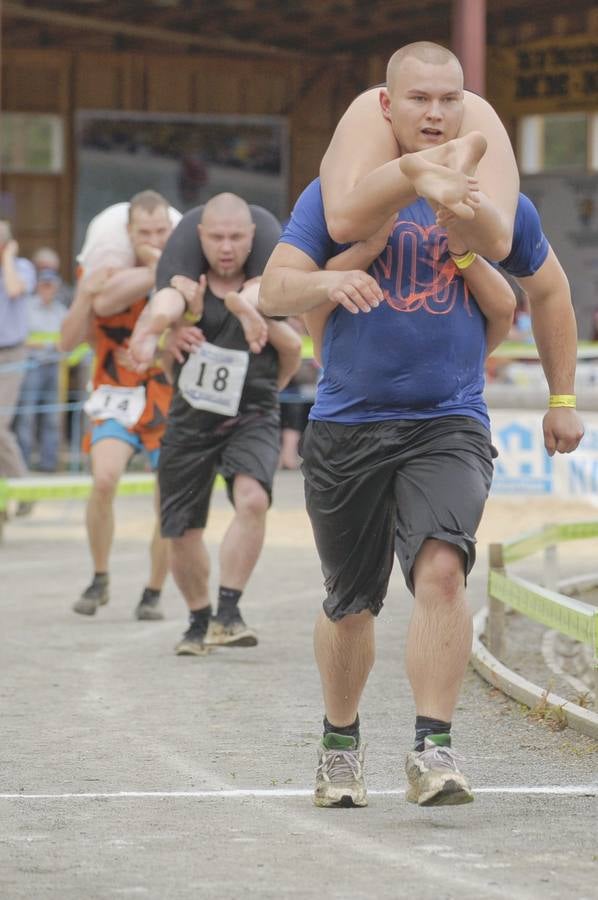 Competidores participan en el Campeonato del Mundo en Sonkajaervi, Finlandia.