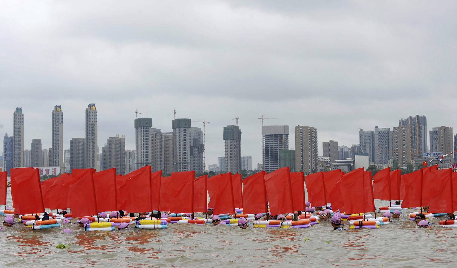 Más de 2.000 nadadores participaron en la prueba de natación Wuhan internacional número 41 a través del río Yangtze, celebrada para conmemorar el 48 aniversario de Mao Zedong nadando a través de este río.