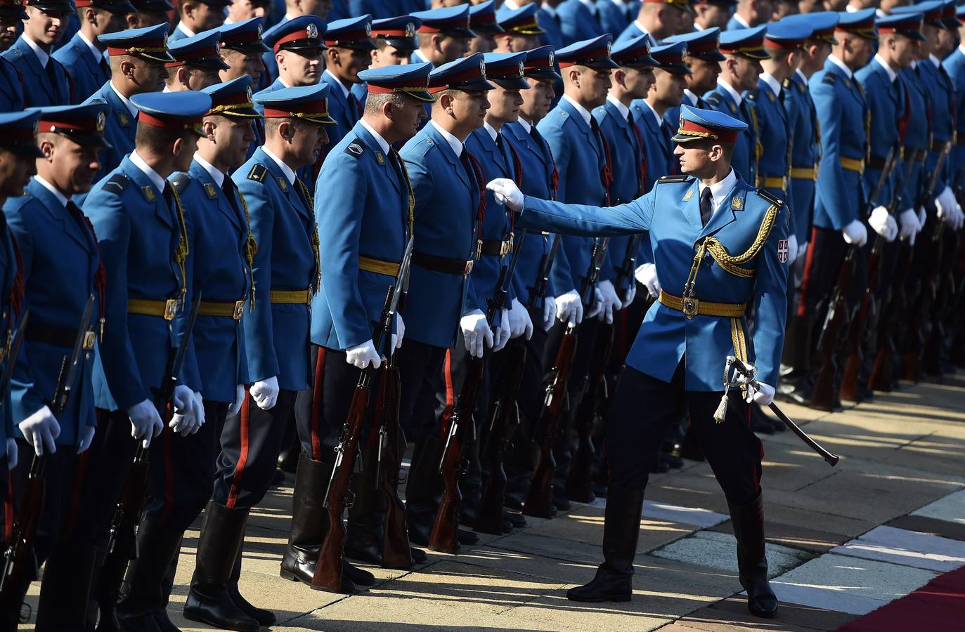 Un oficial de la guardia de honor de Serbia inspecciona el uniforme de un soldado antes de la llegada del primer ministro de Serbia, y su homólogo rumano en Belgrado.