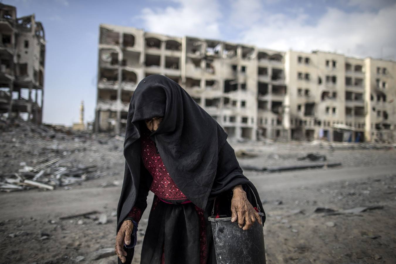 Una anciana palestina entre los edificios destruidos en Beit Lahia en el norte de la Franja de Gaza.