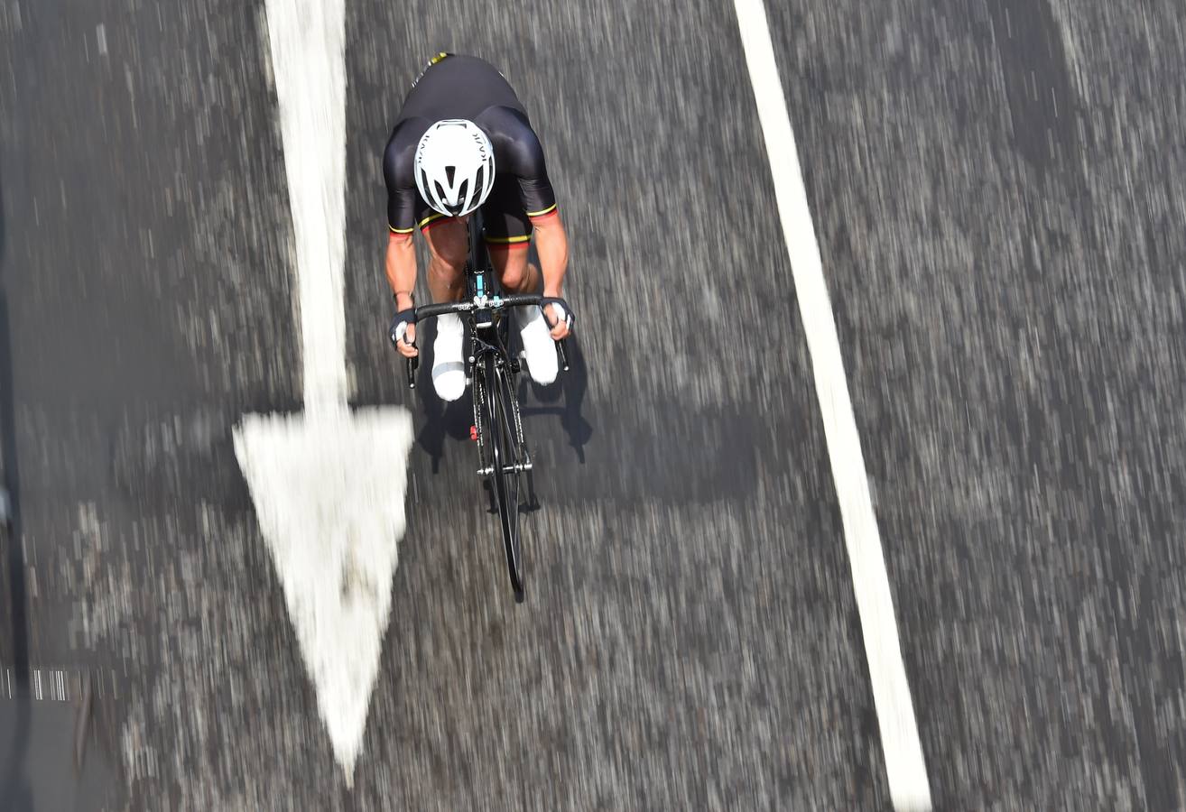 Peter Kennaugh lidera la carrera de ciclismo durante los Juegos de la Commonwealth en Glasgow, Escocia.