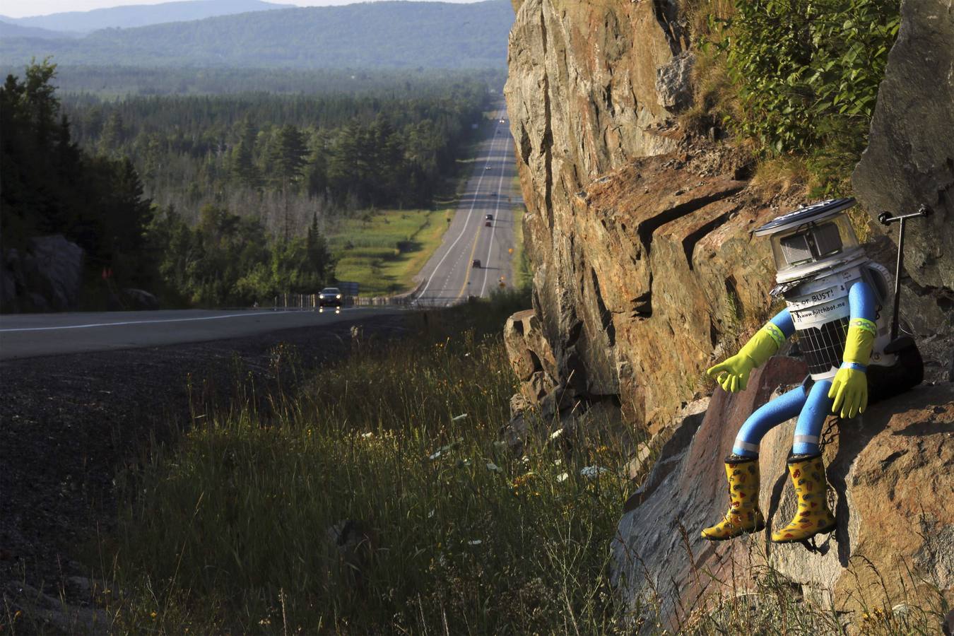 El hitchBOT se ve posó junto a la carretera 17 al norte de Sault Ste. Marie. Marie, Ontario, y una porción de la autopista Trans-Canadá. El robot autostop ya está a mitad de camino en su viaje a través de Canadá.