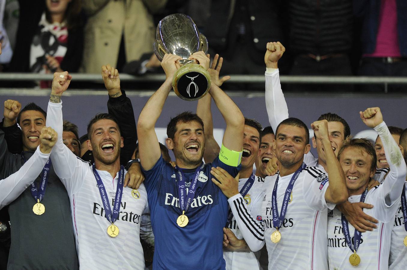 Los jugadores del Real Madrid celebran su victoria con la copa.