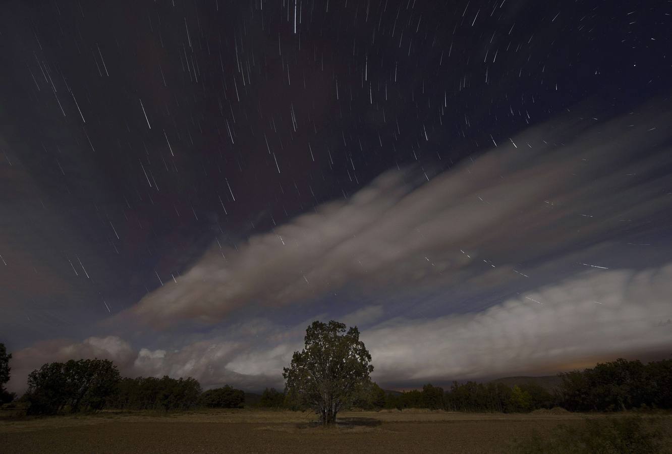 Una imagen de exposición múltiple tomada en la madrugada del 12 de agosto 2014 muestra una lluvia de meteoros Perseidas en la Sierra Norte de Madrid.