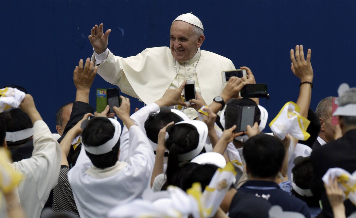 El Papa Francisco es saludado por seguidores que asisten a una misa en el Estadio de la Copa Mundial de Daejeon.