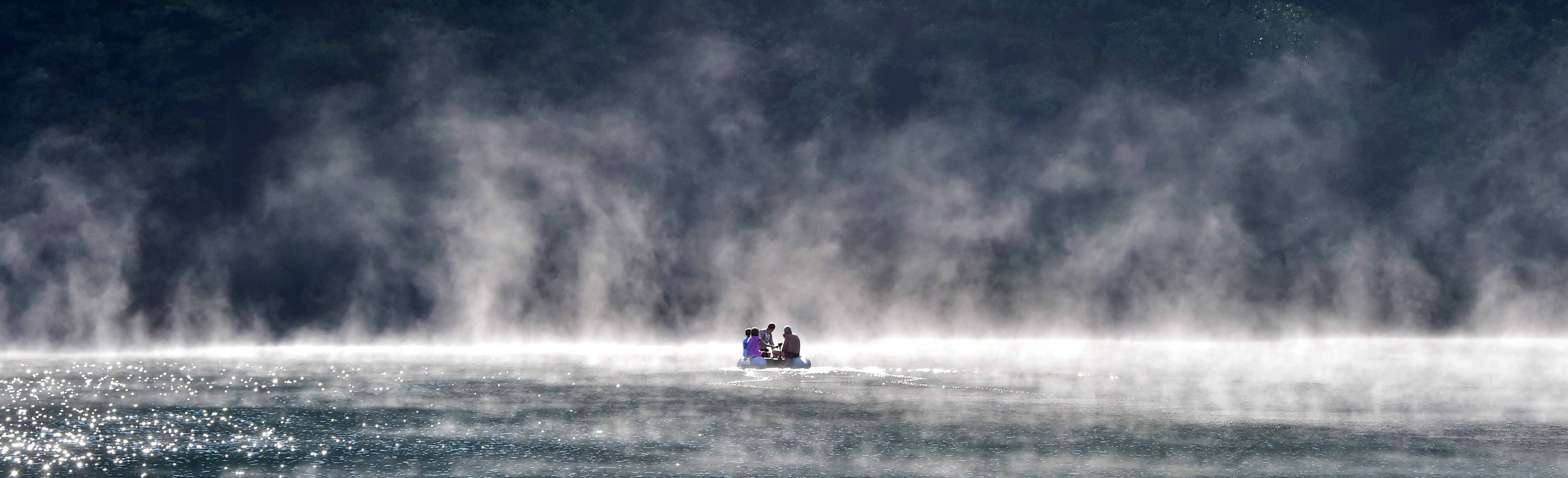 Turistas navegan en el lago Levico, cerca de Trento, norte de Italia.