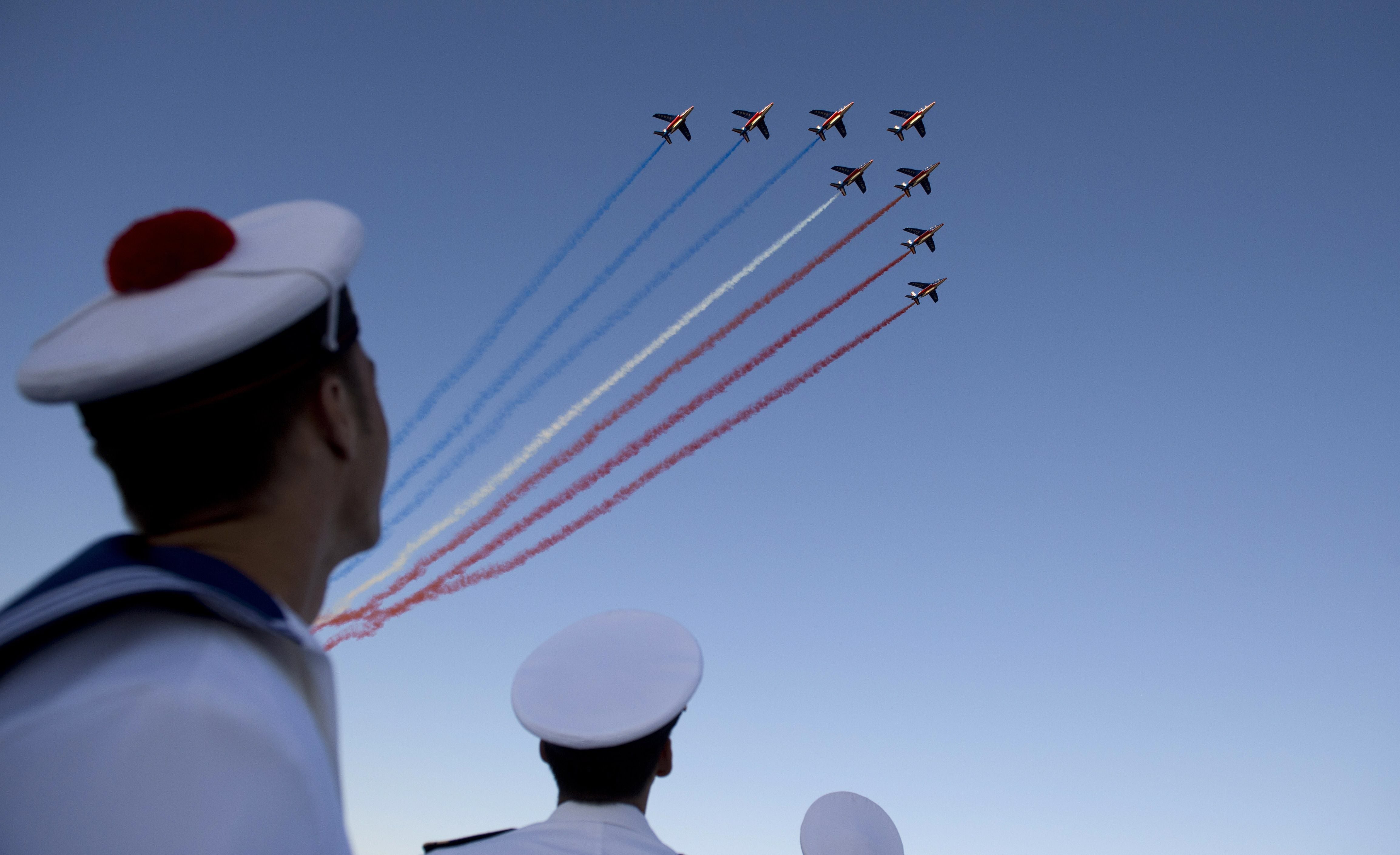 Marineros miran la "Patrouille de France" volar sobre el portaaviones Charles de Gaulle en Toulon, sur de Francia.