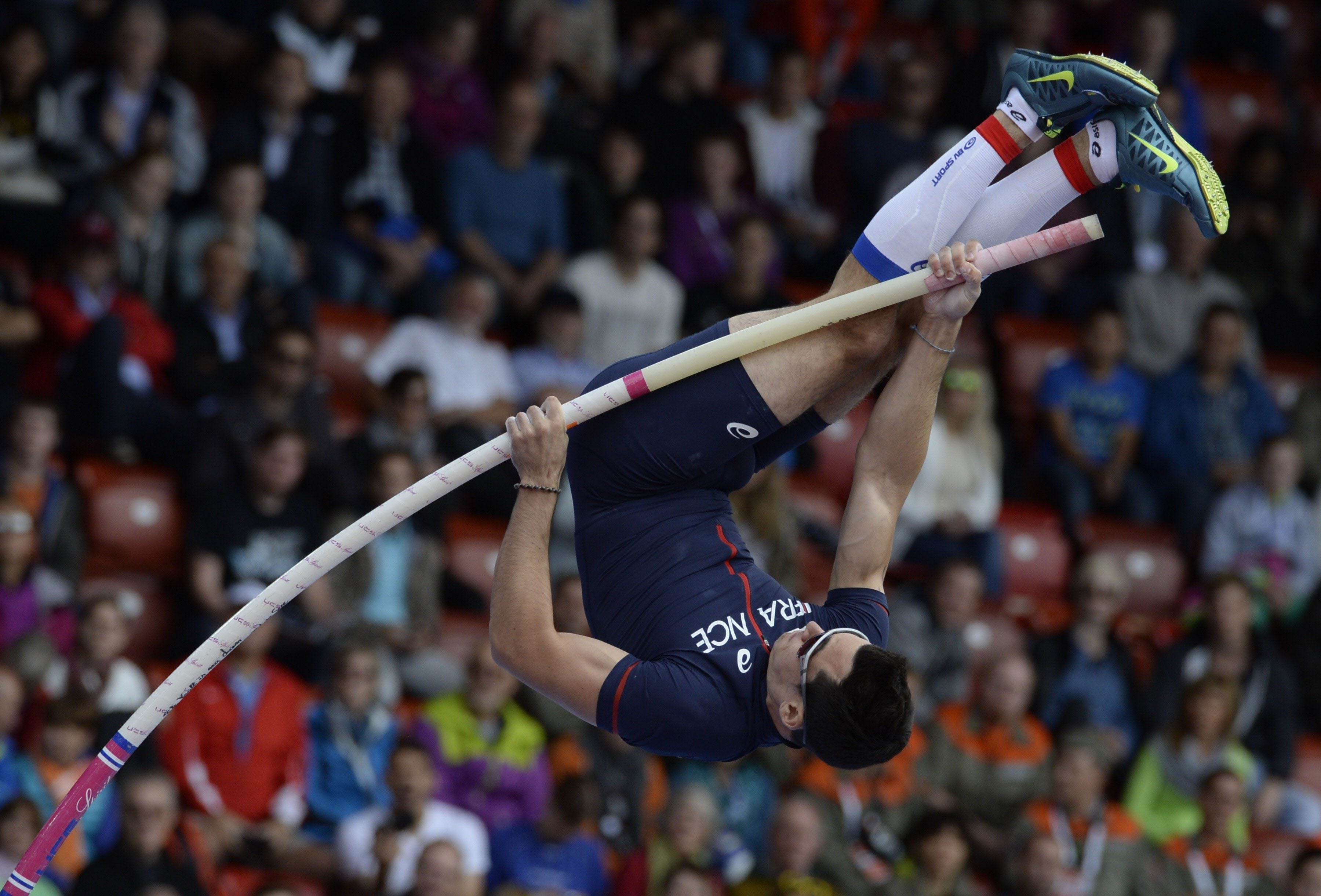 El francés Kevin Menaldo compite en la final de salto con pértiga durante el Campeonato Europeo de Atletismo de Zurich.