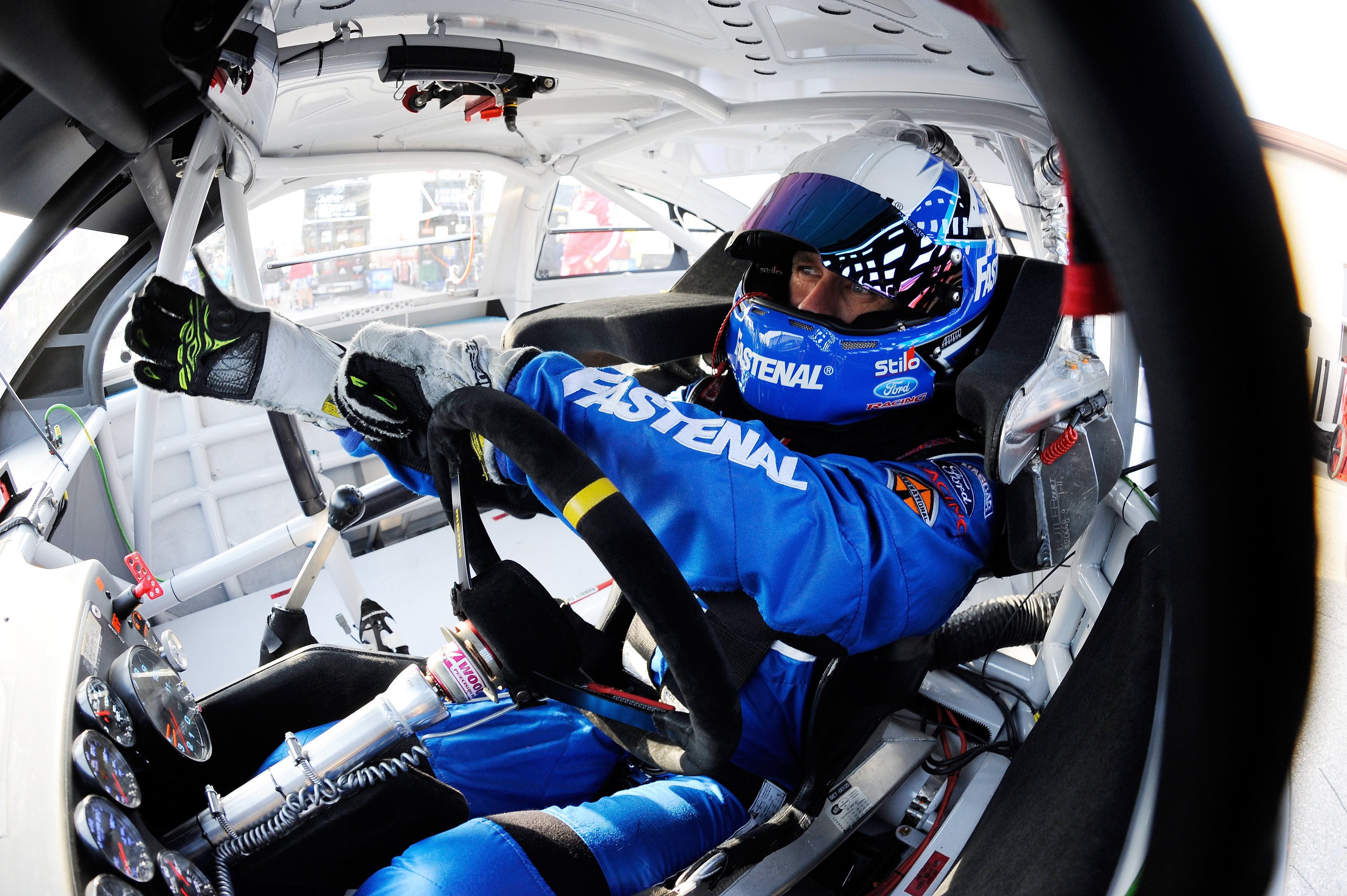 Carl Edwards, piloto de Ford EcoBoost, se sienta en su coche durante las prácticas del NASCAR Sprint Cup Series Pure Michigan.