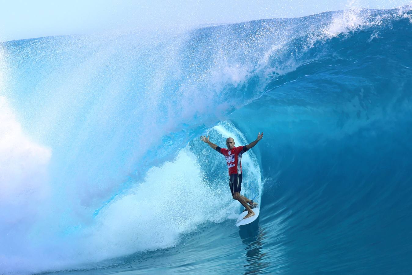 Kelly Slater cabalga una ola durante la 14 ª edición del Pro evento de surf Tahití Billabong, en Teahupoo, en la isla de la Polinesia Francesa de Tahití