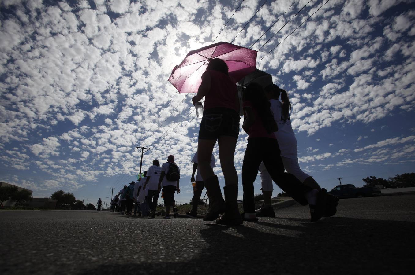 Los residentes fronterizos de México, marchar hacia un centro de detención para inmigrantes en la frontera entre los EE.UU. y México en El Paso, Texas.