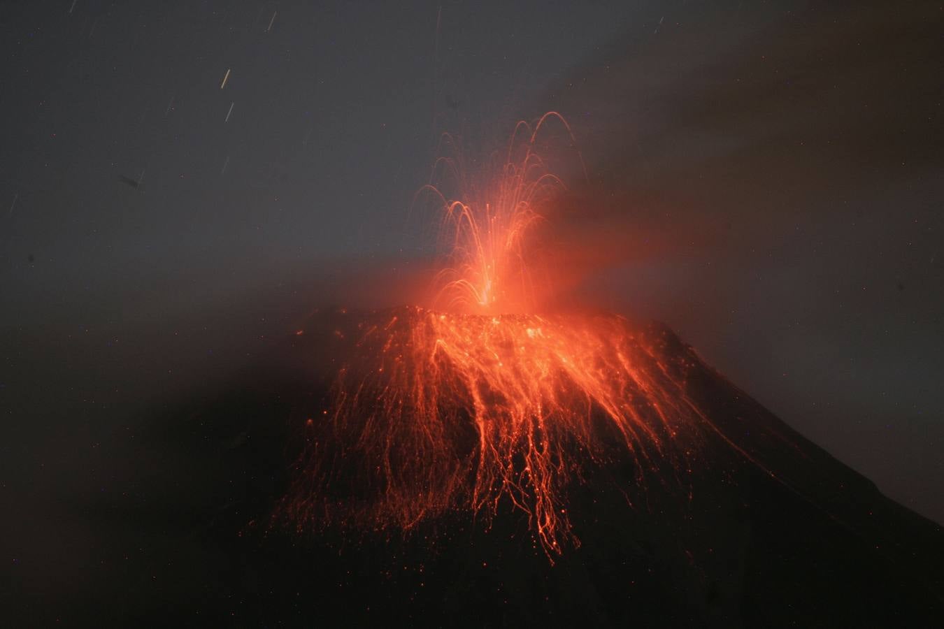 El volcán Tungurahua entra en erupción en Ecuador.