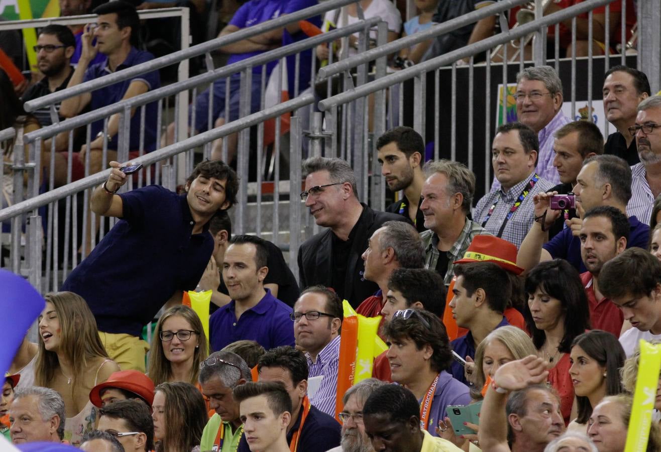 La grada, con la Selección de Baloncesto