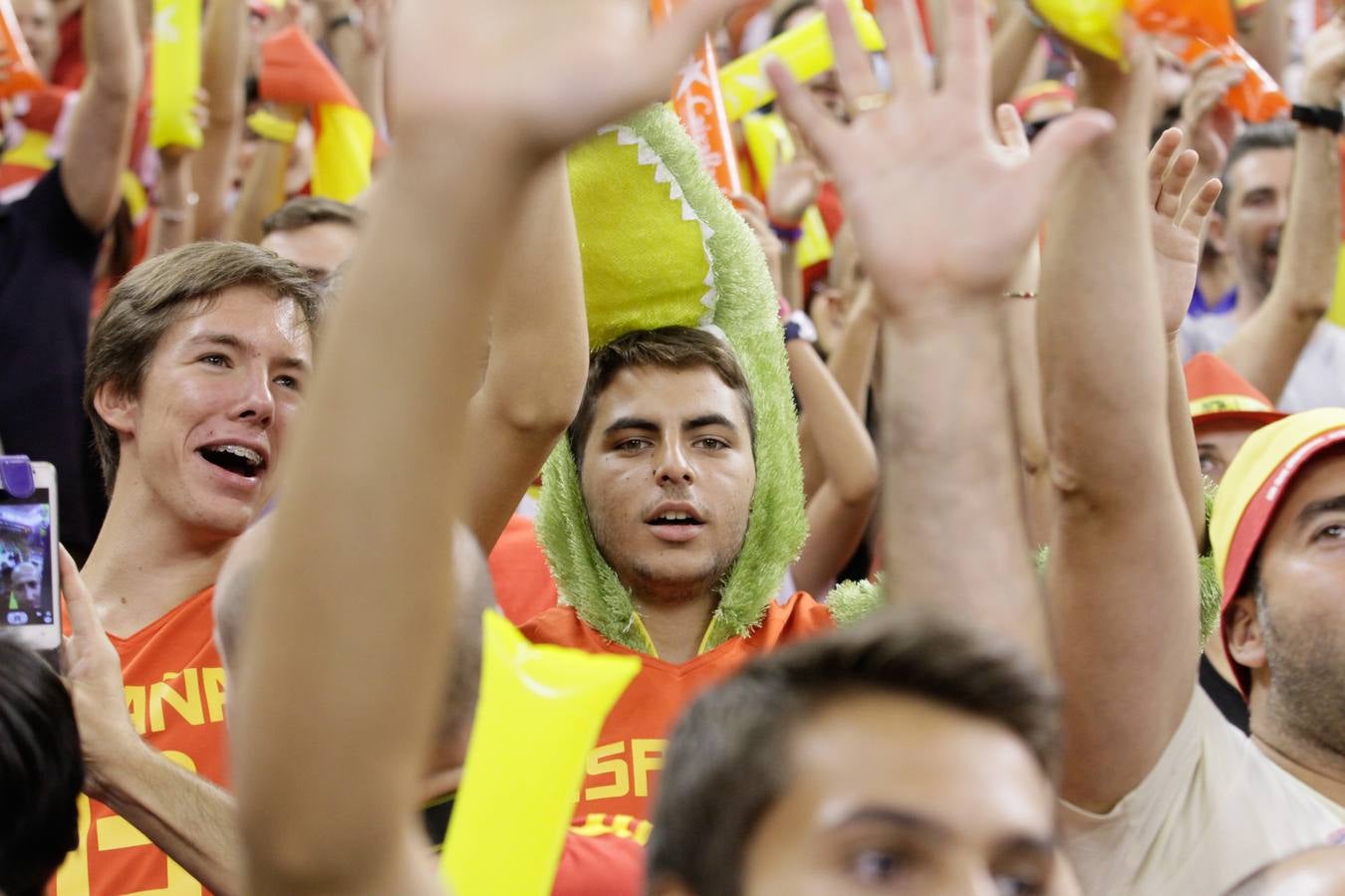 La grada, con la Selección de Baloncesto