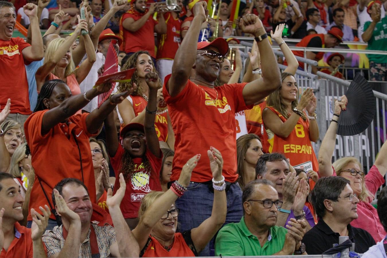 La grada, con la Selección de Baloncesto