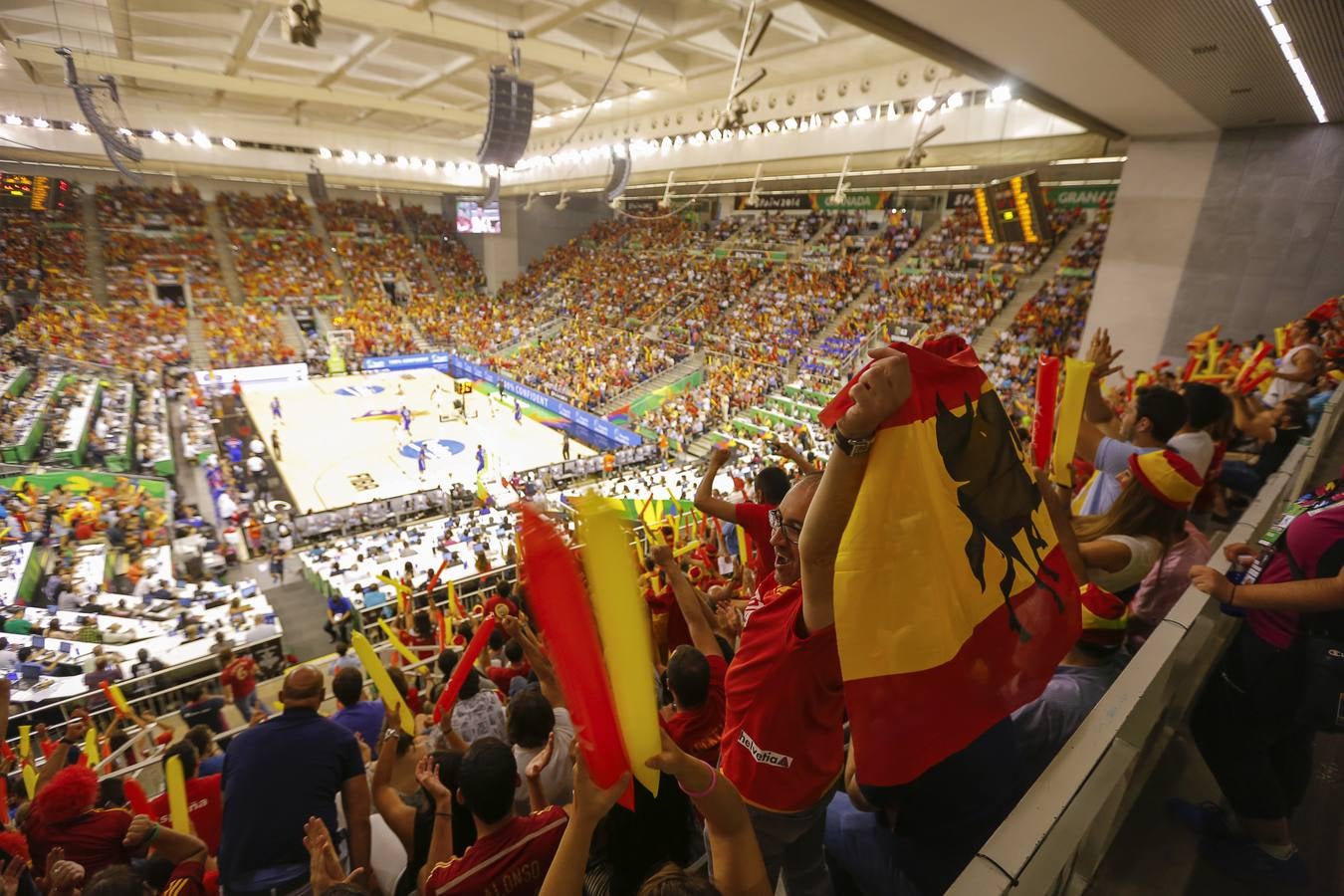 La grada, con la Selección de Baloncesto