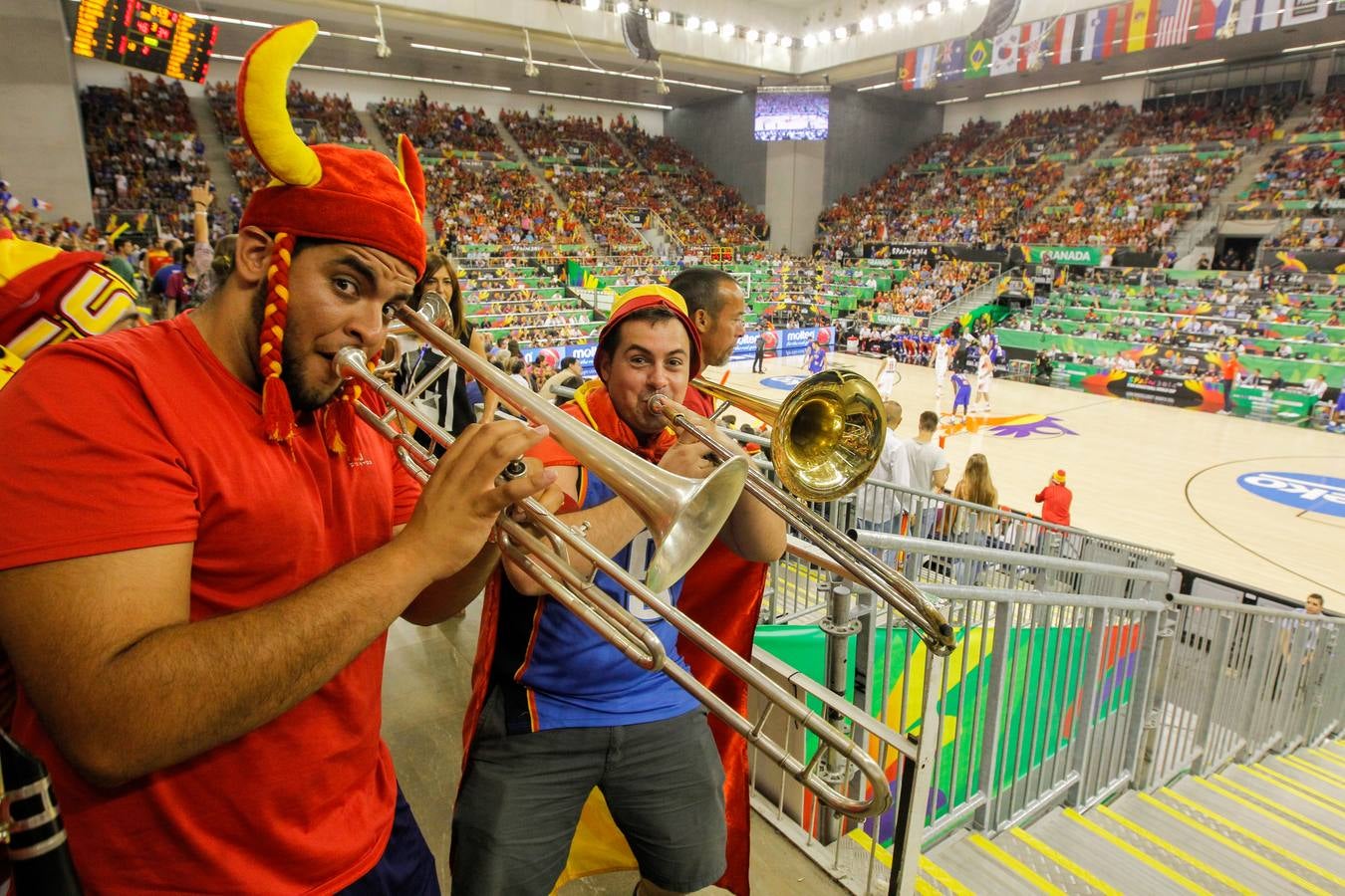 La grada, con la Selección de Baloncesto