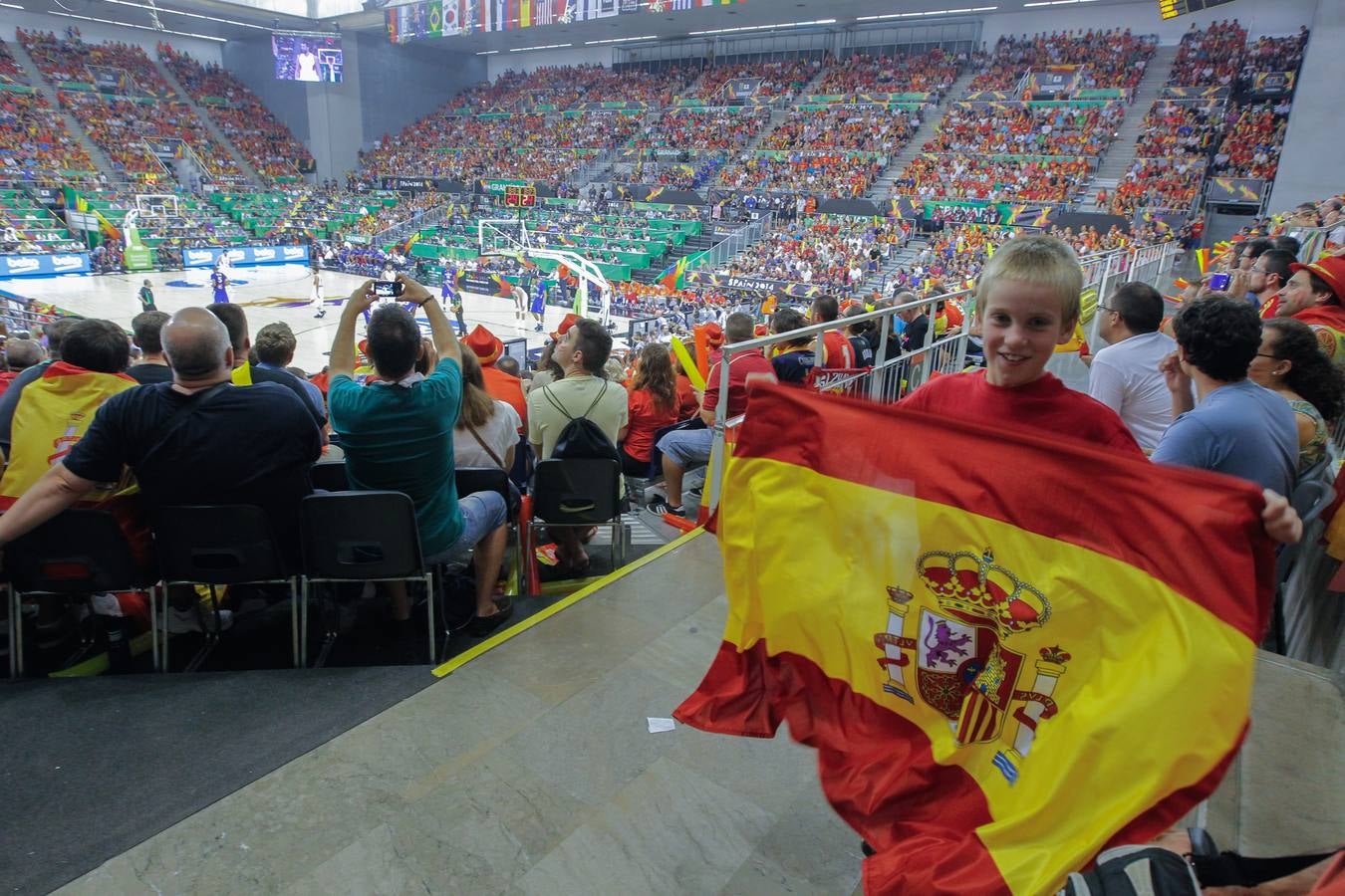 La grada, con la Selección de Baloncesto