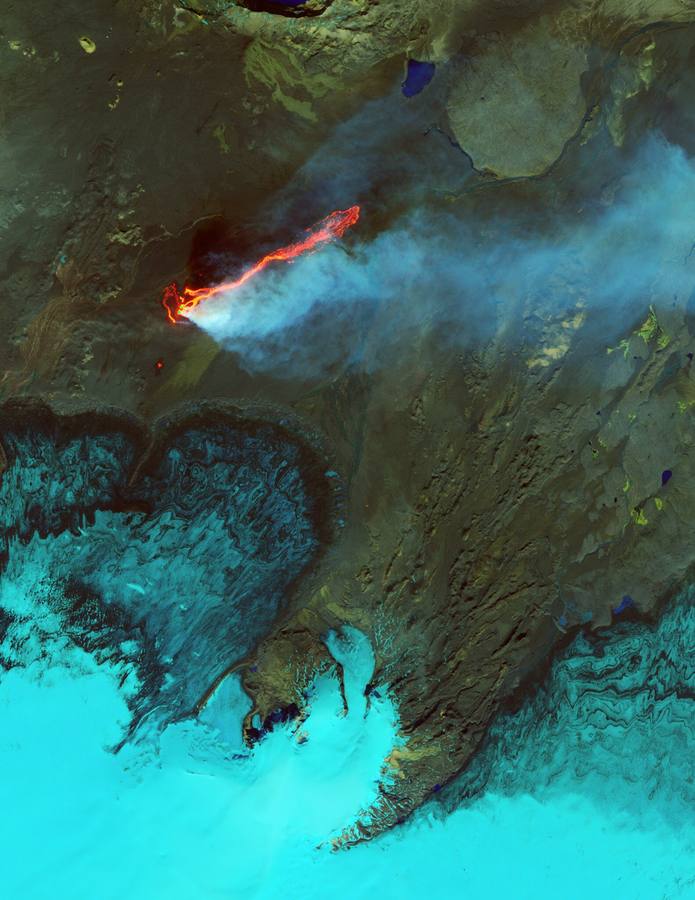 Vista de la erupción de lava en Islandia.