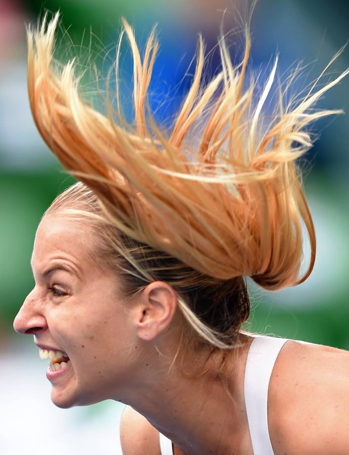 Dominika Cibulkova de Eslovaquia sirve contra Coco Vandeweghe de los EE.UU. durante el torneo de tenis Abierto Pan Pacific en Tokio.