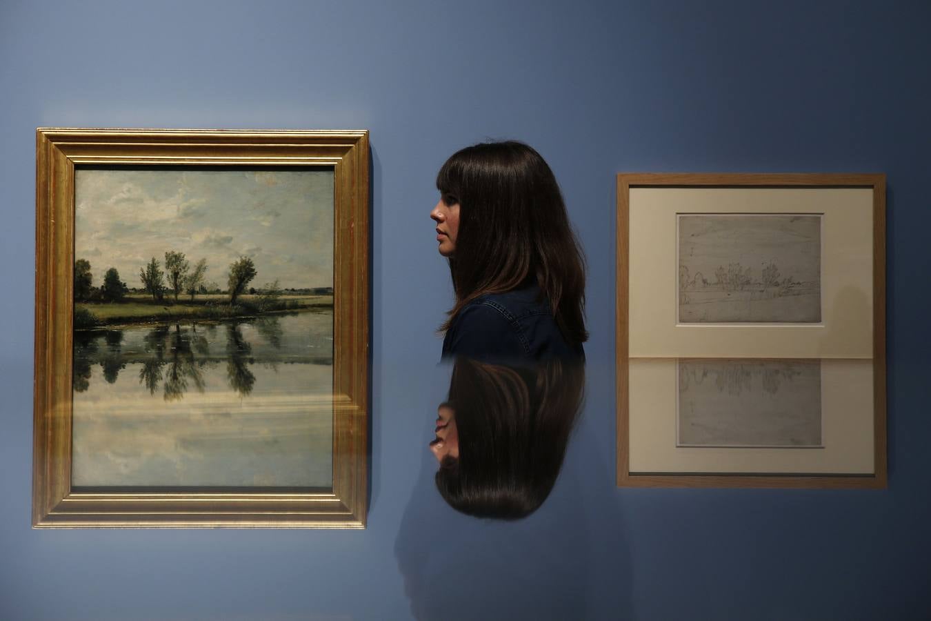 Asistente Museo Emily Williamson posa junto a "Watermeadows en Salisbury"