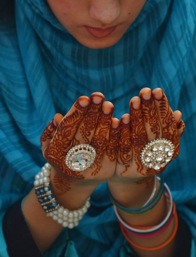 Una devota musulmán paquistaní ofrece oraciones de Eid al-Adha en la mezquita de Badshahi.