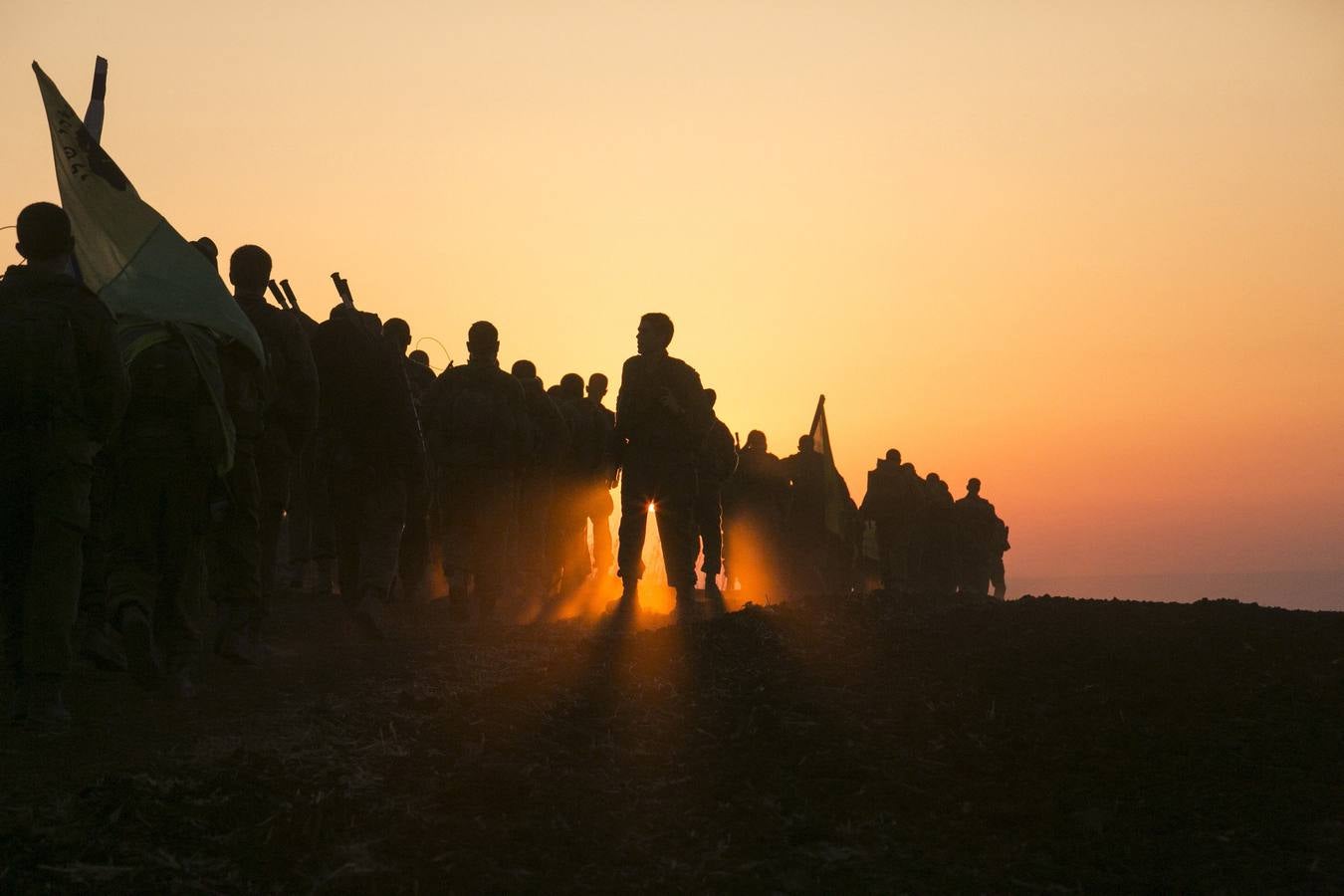 Soldados israelíes participan en una marcha de 70 kilómetros al norte de Israel, que marca la finalización de su formación avanzada, al final de los cuales reciben su boina marrón.
