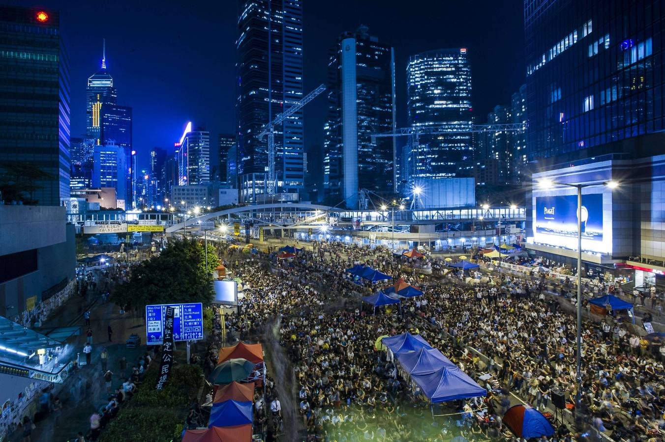 Manifestantes pro democracia se reúnen en el distrito Almirantazgo durante el rally después que el gobierno suspendió las conversaciones con los estudiantes en Hong Kong.