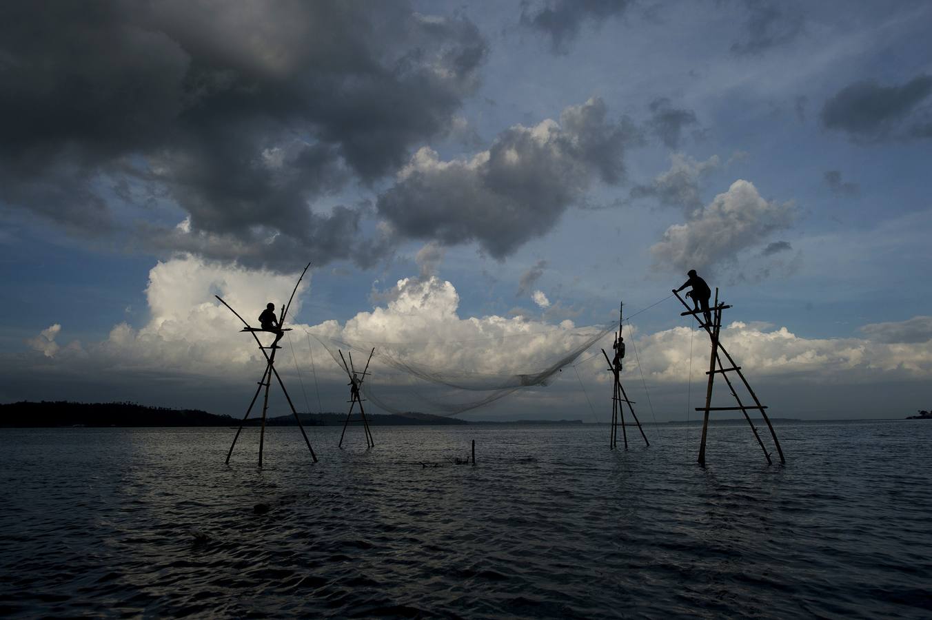 Pescadores filipinos pescan en una bahía en Anibong en Tacloban en la isla oriental de Leyte.