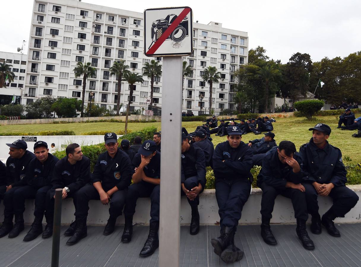 Policías argelinos participan en una protesta pública.