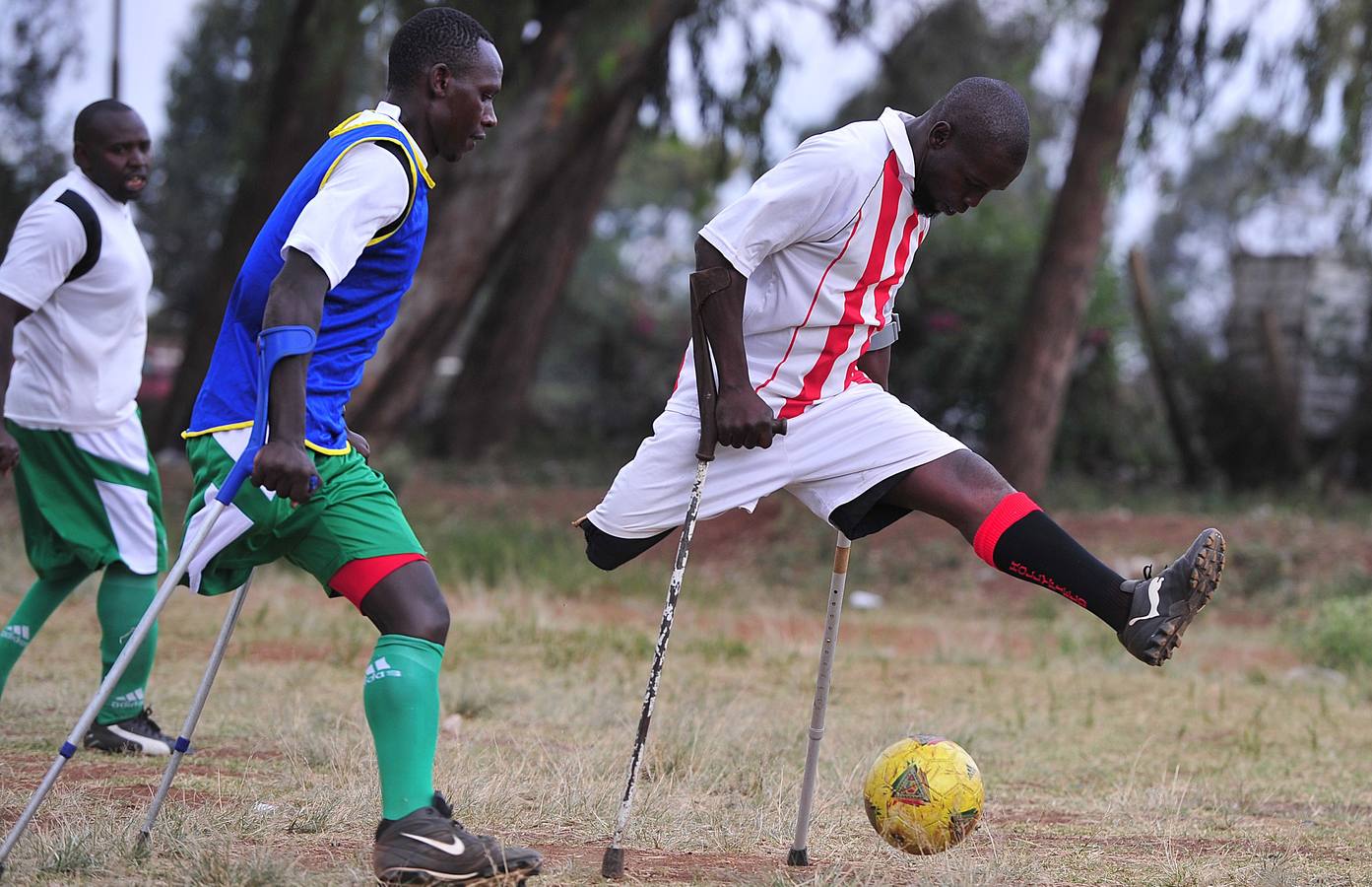 Jugadores del equipo de fútbol amputado nacional keniano participan en una sesión de entrenamiento en la base de Pangani.