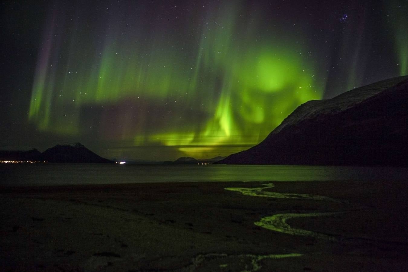 Aurora Boreal cerca de Tromsoe, norte de Noruega .