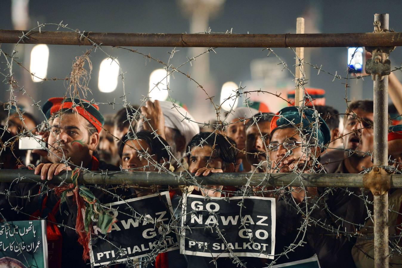 Simpatizantes paquistaníes de Imran Khan , escuchar su discurso durante una de protesta contra el gobierno frente al Parlamento en Islamabad .