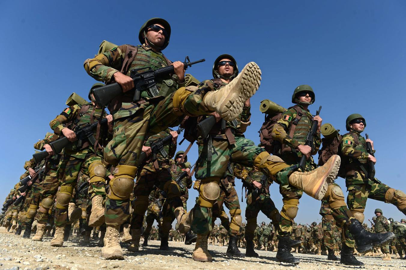 Soldados del Ejército Nacional Afgano participan en un ejercicio de entrenamiento en el centro de Entrenamiento militar (KMTC) en Kabul.