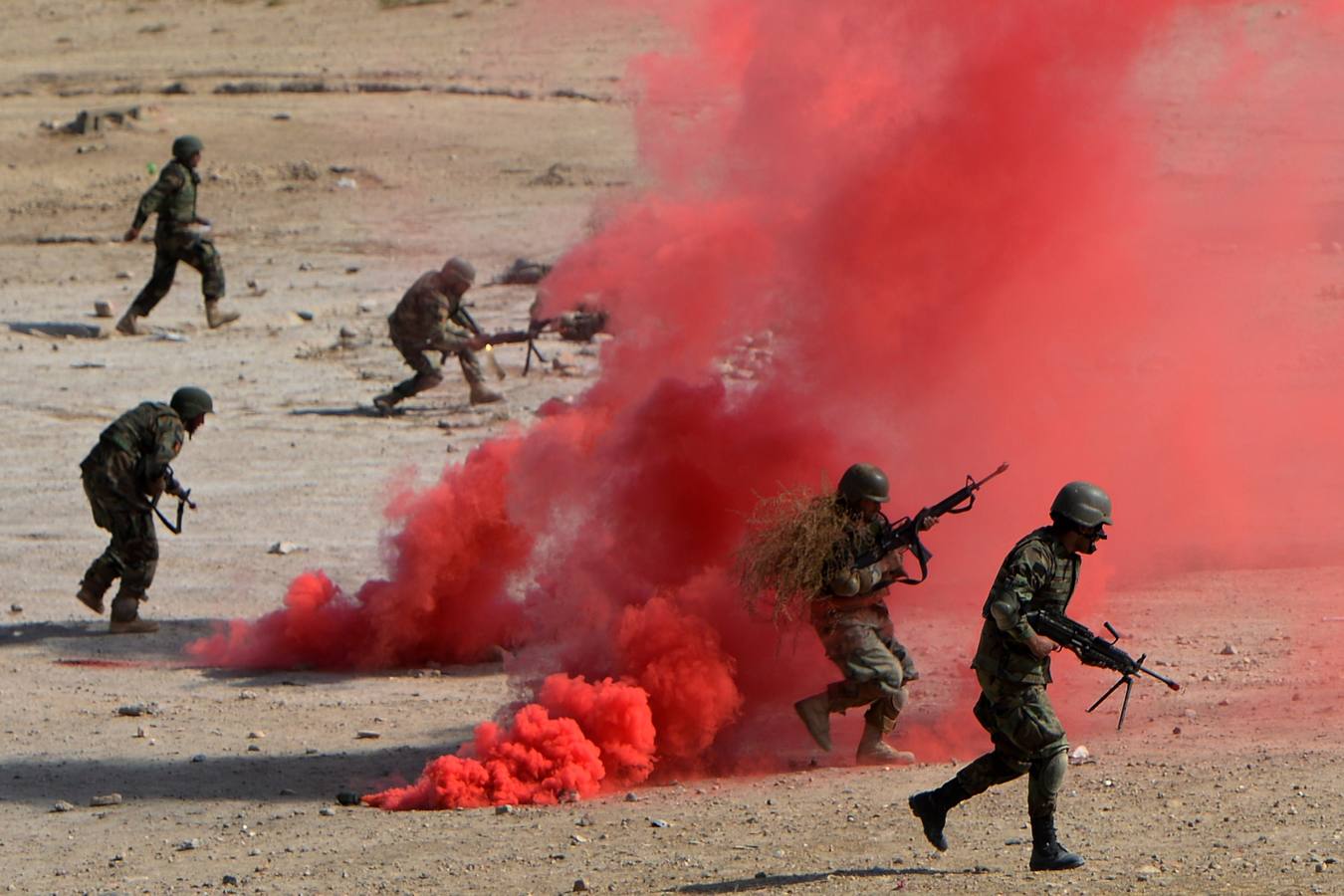 Ejército Nacional Afgano (ANA). Los soldados participan en un ejercicio de entrenamiento de combate en el centro de entrenamiento militar (KMTC) en Kabul .