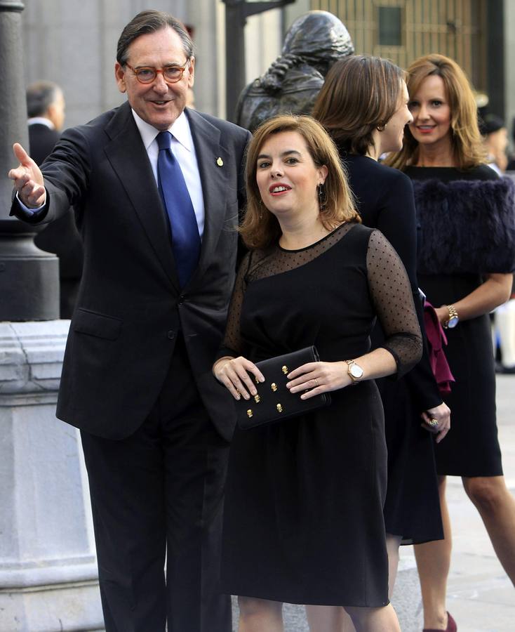 La vicepresidenta del Gobierno, Soraya Sáenz de Santamaría, ante el presidente de la Fundación Principe de Asturias, Matías Rodríguez Inciarte, a su llegada a la ceremonia de entrega de los Premios Príncipe de Asturias 2014.