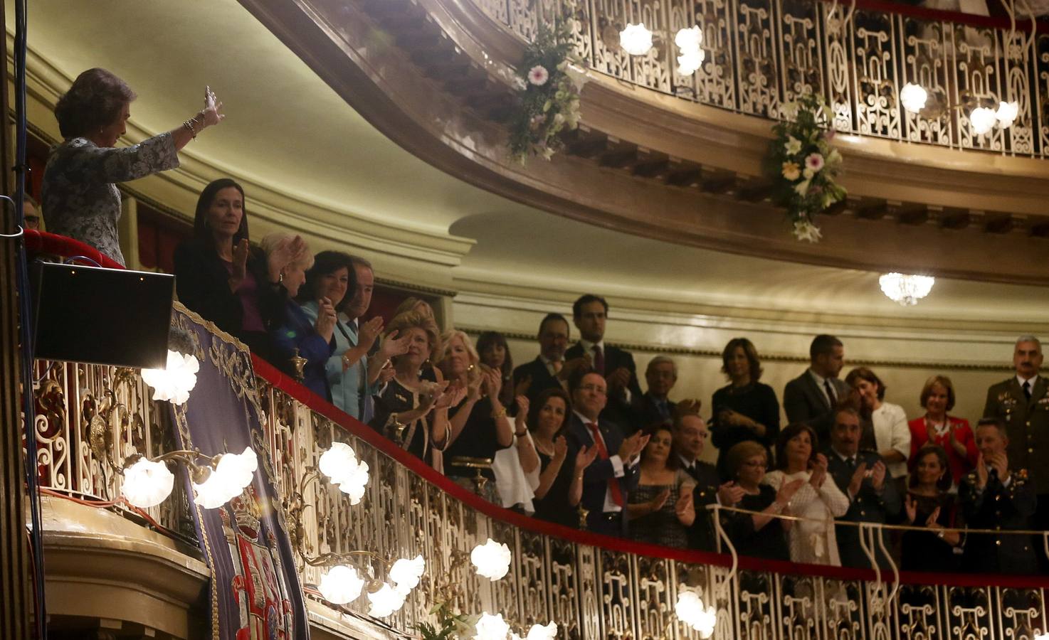 La reina Sofía saluda desde el palco de honor del teatro Campoamor de Oviedo.