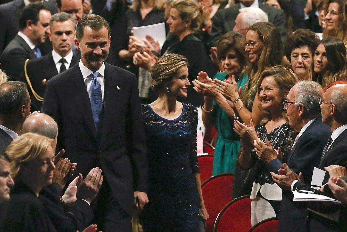 2014. Para su primera ceremonia en Oviedo como Reina, doña Letizia ha optado por un elegante vestido azul, diseñado por Felipe Varela, que recordaba el color institucional de la Fundación Príncipe de Asturias.